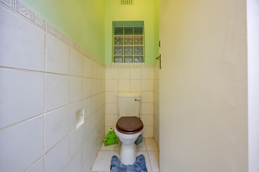 4 Bedroom Property for Sale in Oakdale Western Cape